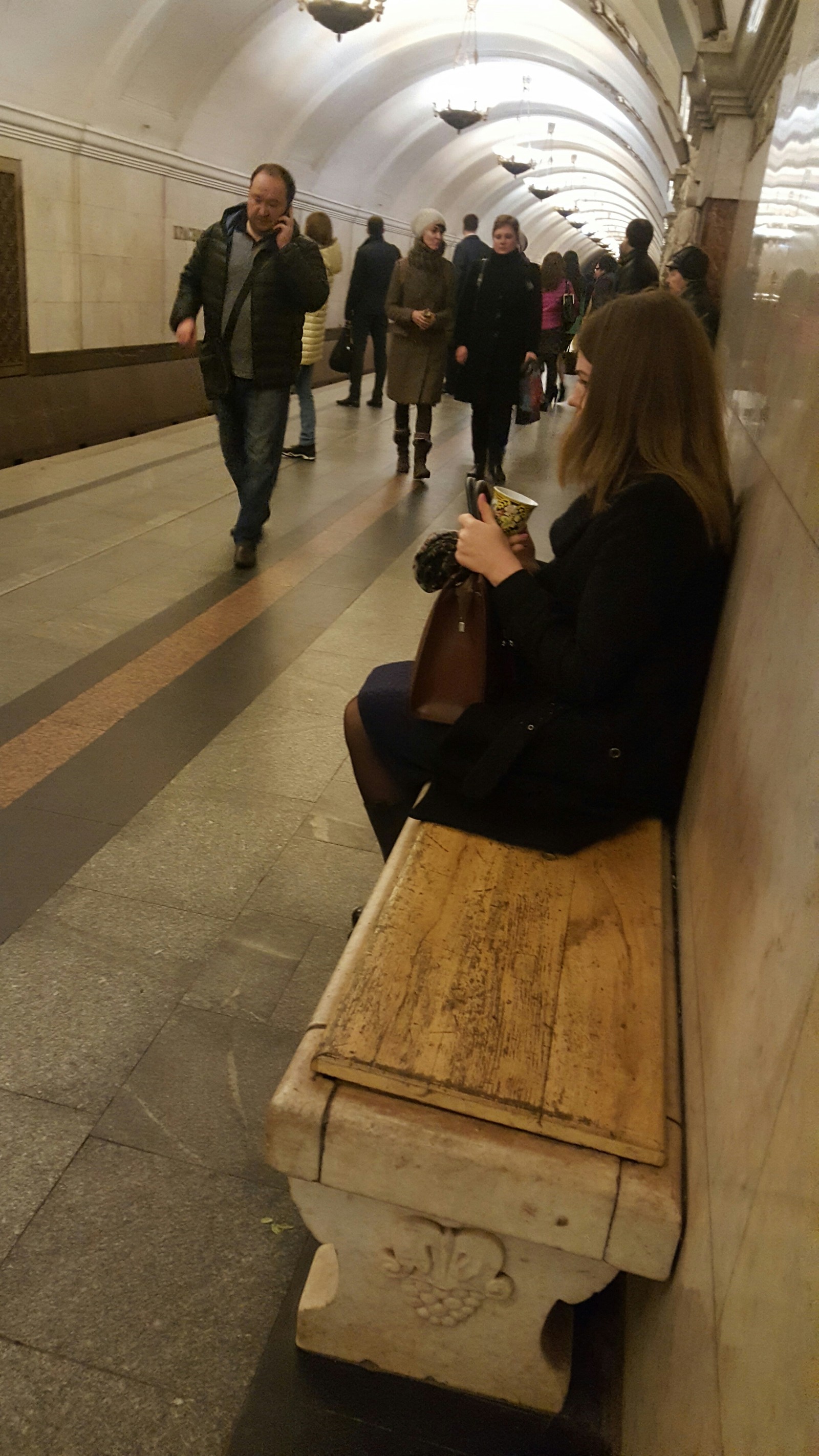 Drinking tea on the subway - My, Tea drinking, Metro, Moscow Metro, Кружки, People, Strange people