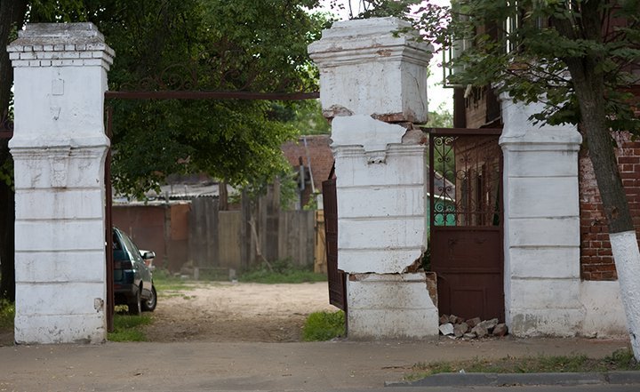 Попасть в ворота - Моё, Ворота, Кострома, Авто, Теги явно не мое, Архитектура, Ракурс, Сдвиг, Вертикаль