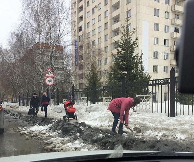 Memes on the topic of the day: a young mother, a stroller and snowy Ufa - My, Ufa, Snow, Bashkortostan, Trenches, Snowdrift, Alexey Navalny, Video, Longpost