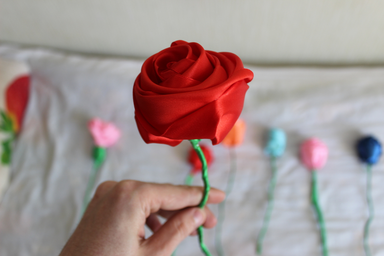 Как сделать розу из атласной ленты для свадебной корзинки своими р�уками