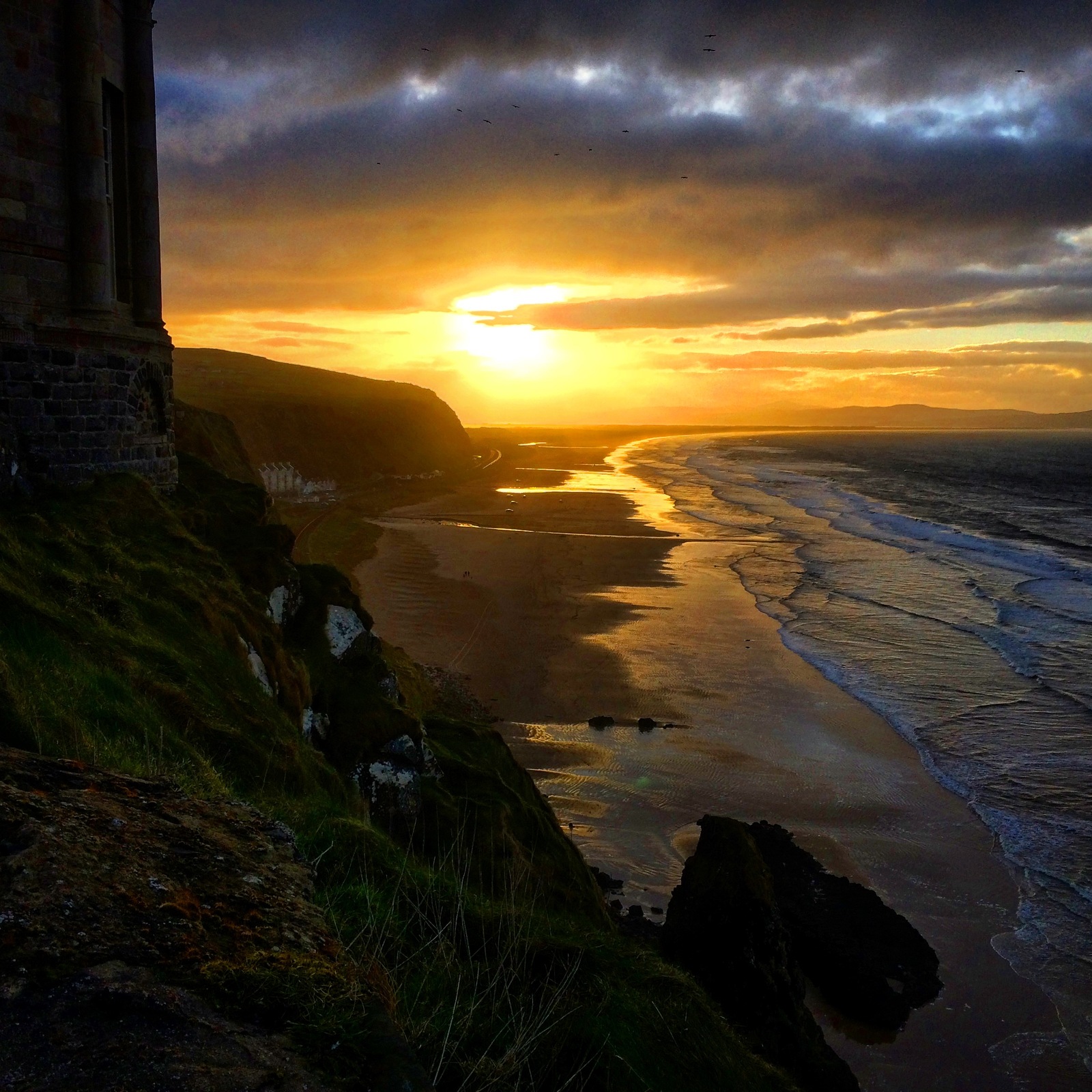 Закат в Северной Ирландии, Downhill Beach - одна из локаций съемок 