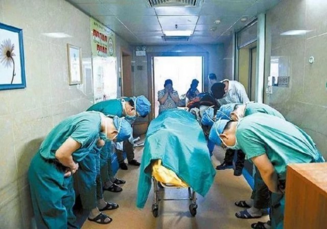 The doctors bowed to the dead child. No one held back tears when they found out the reason ... - Children, Doctors