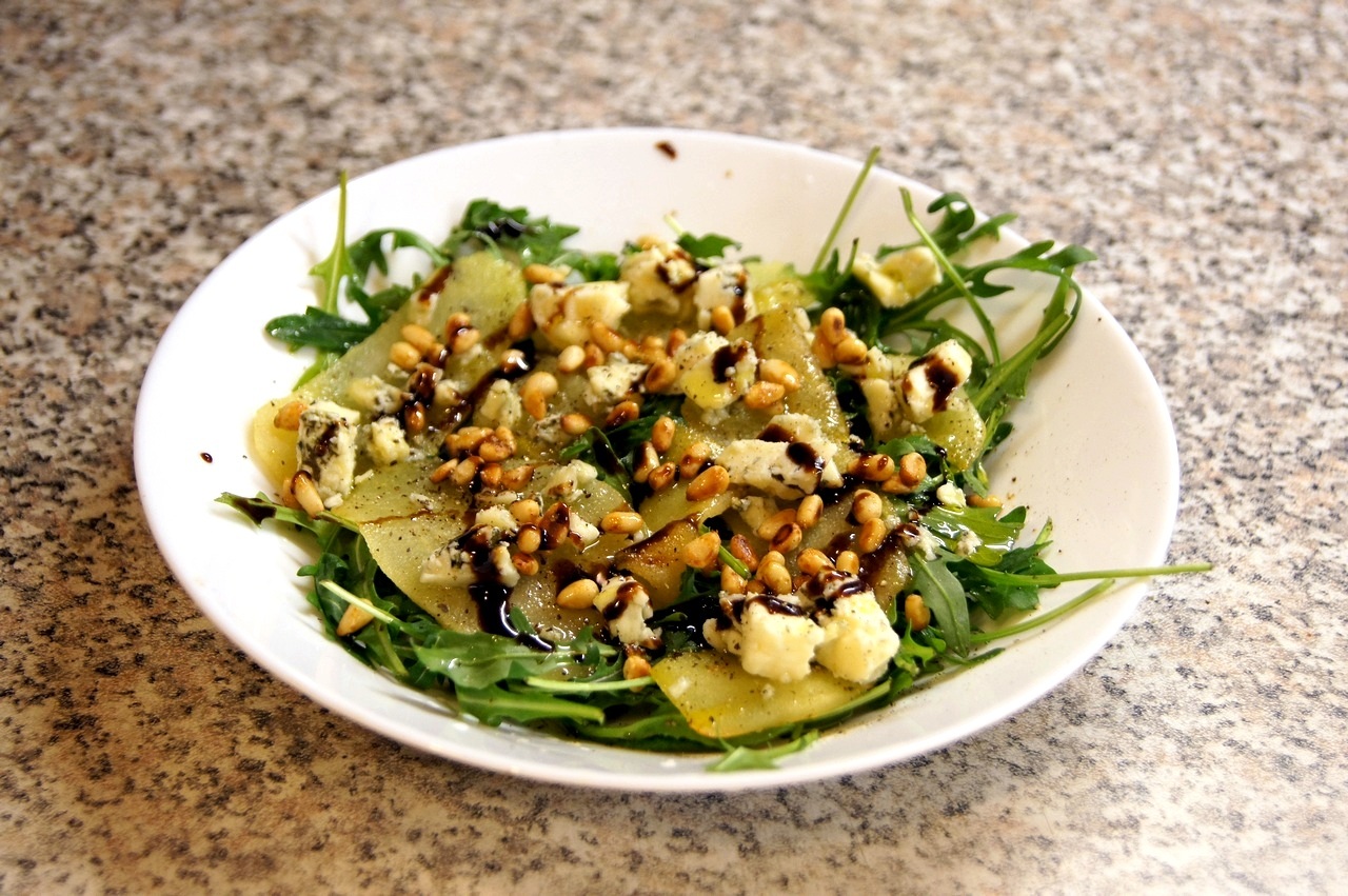 Delicious warm salad! Arugula with stewed pear, Dorblu cheese and pine nuts. - My, Food, Recipe, Salad, Cooking, Yummy, Yummy, Spices, Video, Longpost