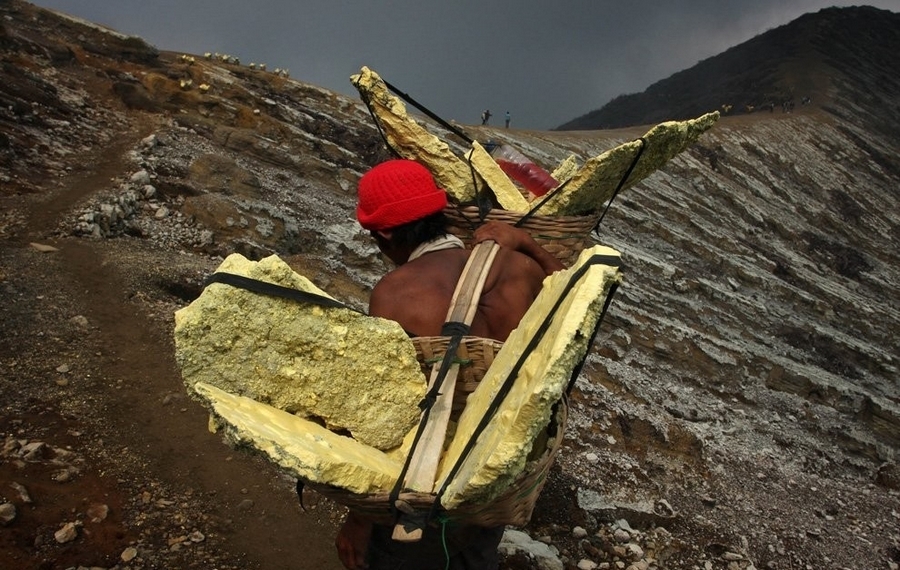 Hellish work - mining sulfur in the crater of the Ijen volcano. - Work, Indonesia, The photo, Volcano, Longpost, Ijen Volcano