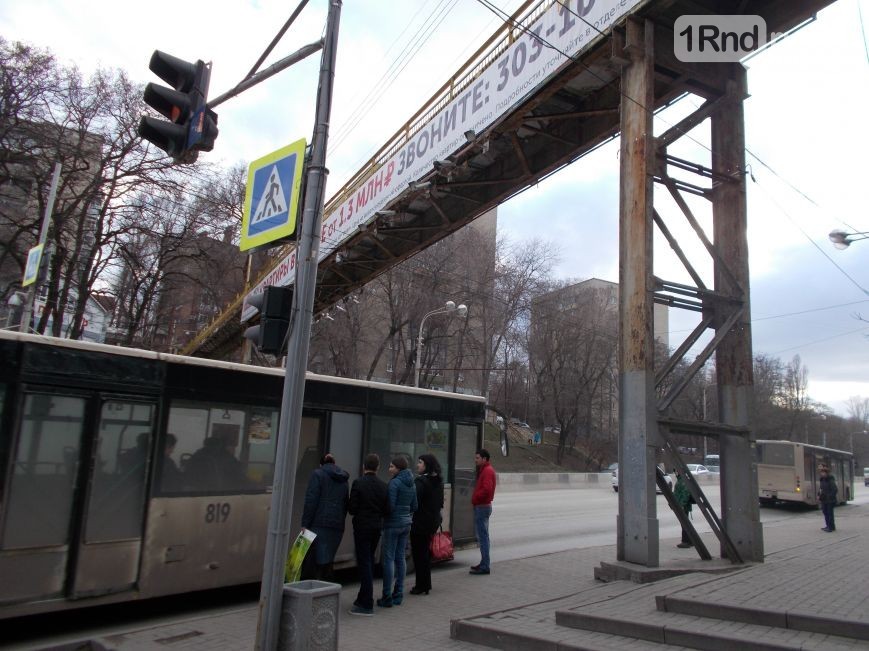 Провалившийся мост отремонтировали с помощью листа фанеры - Новости, Ростов-на-Дону, Ремонт дорог, Пешеход