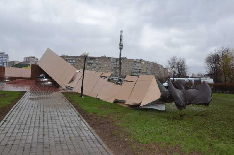 Terrible wind demolished and destroyed the monument to the builders in Volgodonsk - Volgodonsk, Monument, Wind