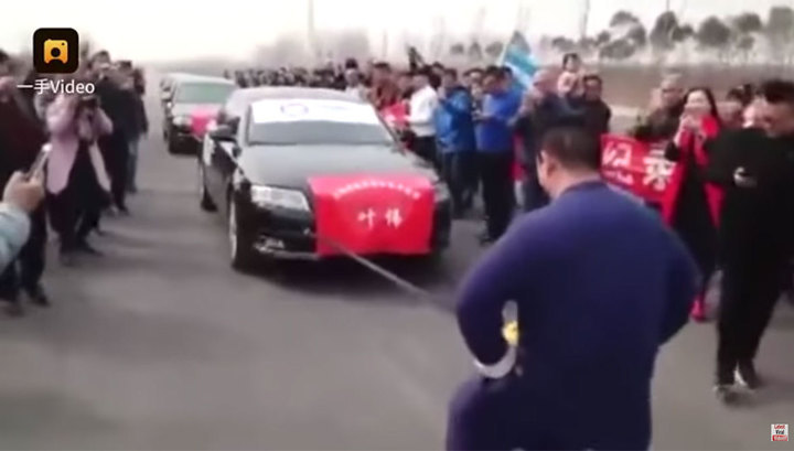 Chinese man tows car with genitals - Chinese, Record, Kung Fu