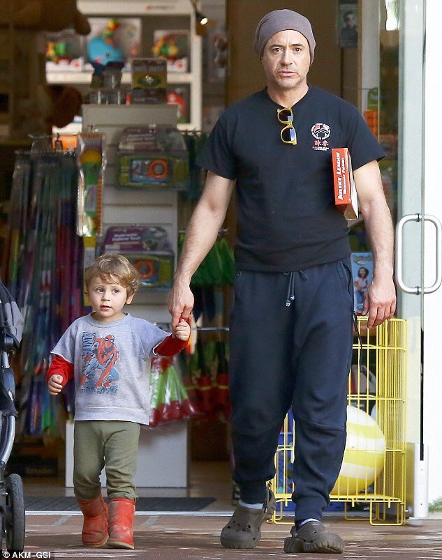 Iron Man walks with Spiderman - Robert Downey the Younger, iron Man, Spiderman, Robert Downey Jr.