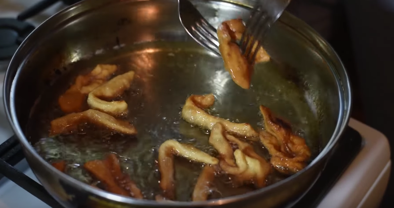 A very simple recipe for cookies in a frying pan Brushwood how to cook and why cognac is in the dough - My, Cookies, Recipe, Cooking, Video recipe, Pan, Longpost, , Video