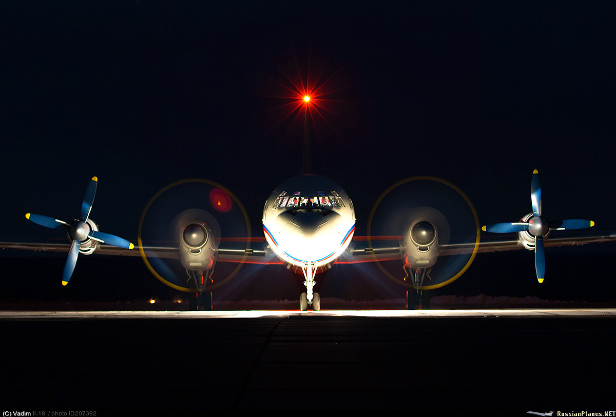 IL-18 on warm-up - Aviation, Night, IL-18, Warming up