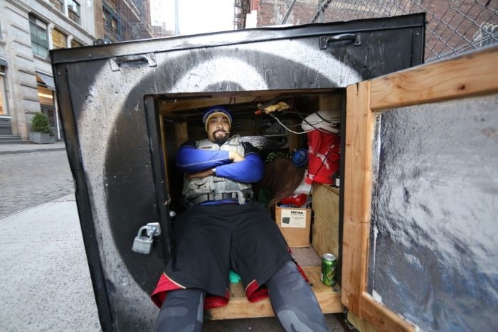 A New York homeless man lives in a box disguised as a trash can, or kindness knows no bounds. - Kindness, , Homeless, news, USA, Longpost, Homeless people