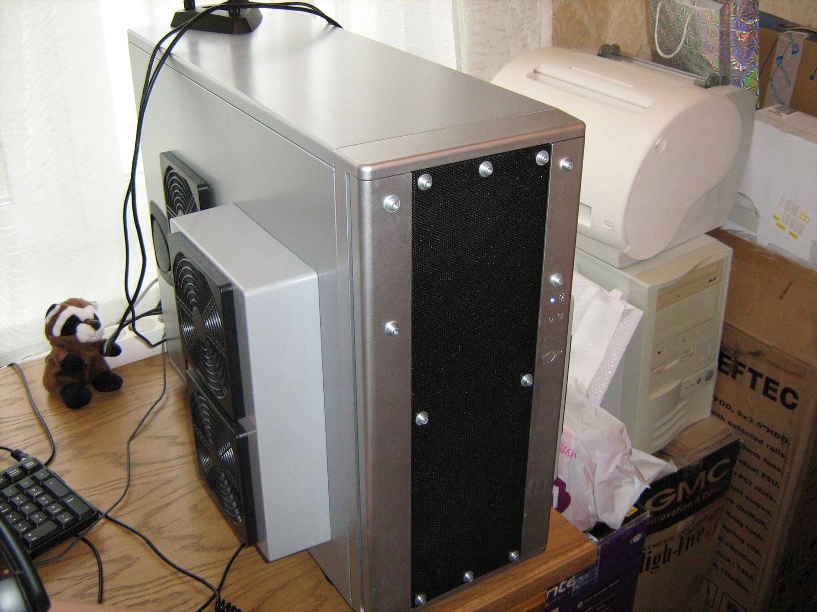 Корпус с пылевым фильтром. Пылезащищенный корпус для ПК. Корпус системного блока. Ящик для системного блока. Старый корпус ПК.