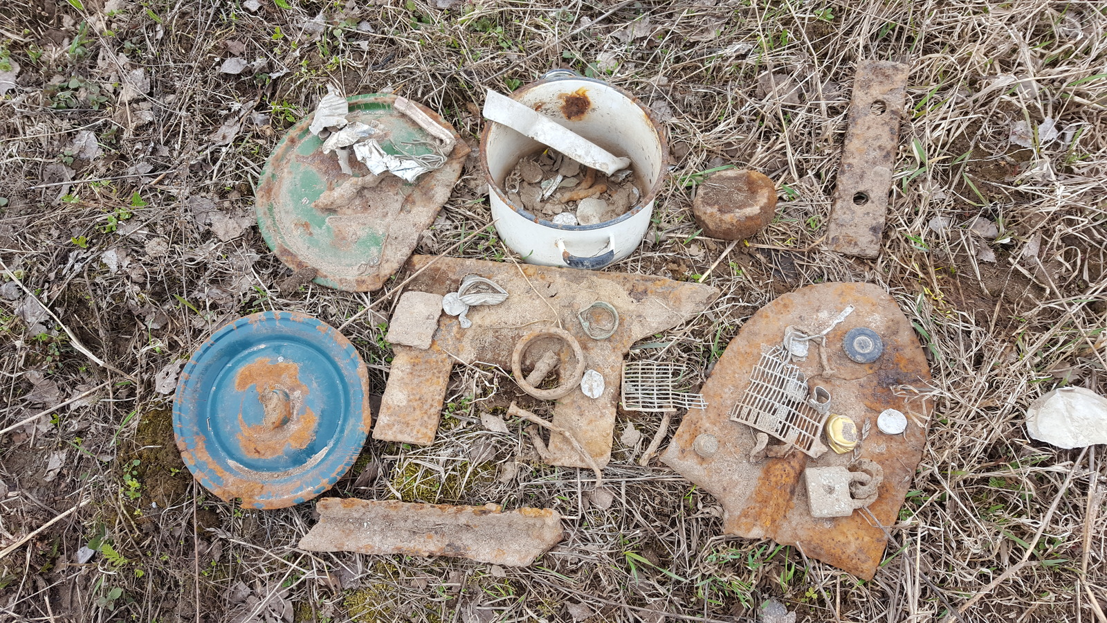 A typical loot of a treasure hunter... - Metal detector, Metal detector, hidden treasures