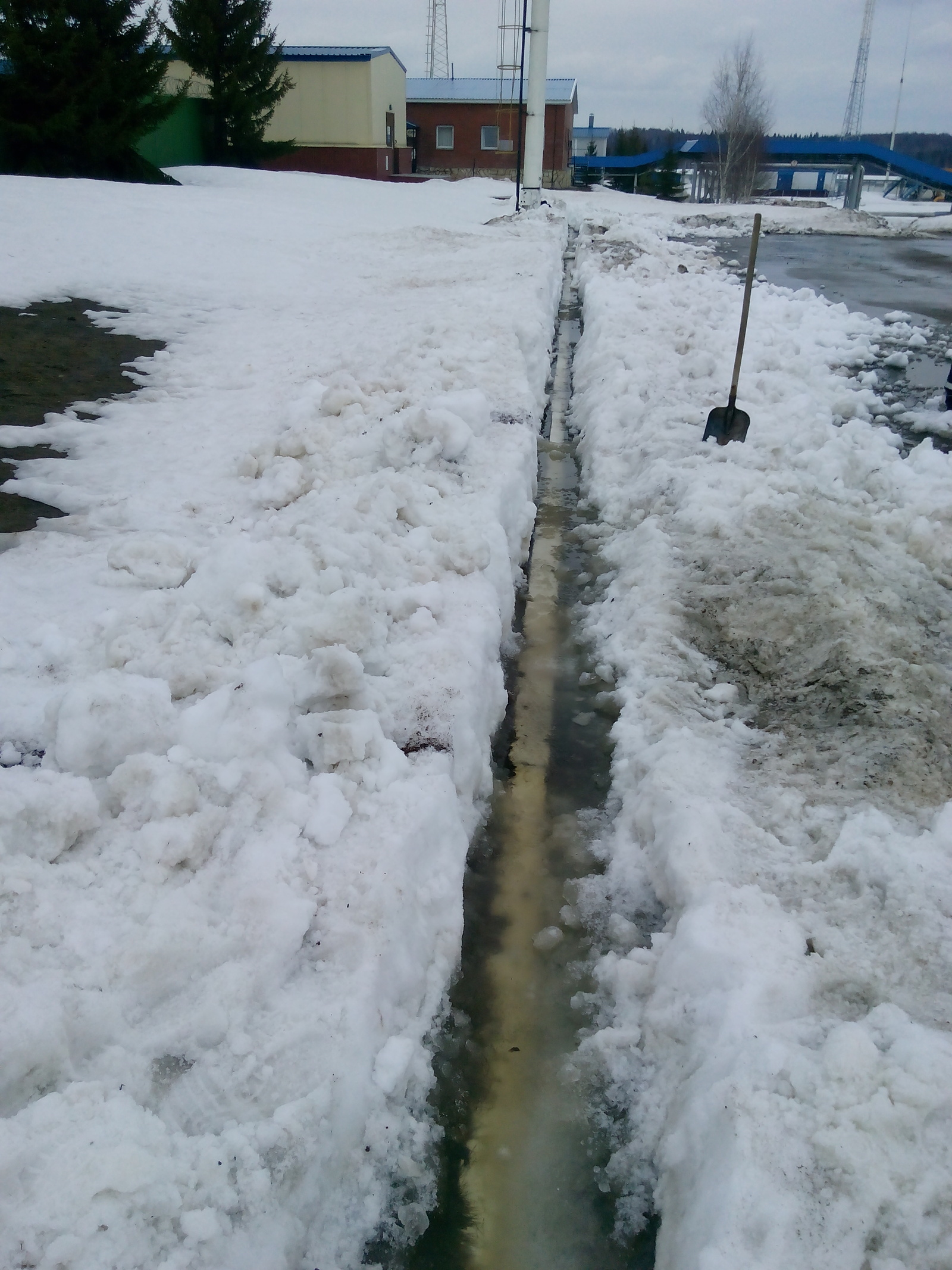 When on a subbotnik they gave the task to clear the snow from the road to the curbs - Saturday clean-up, My, Resourcefulness