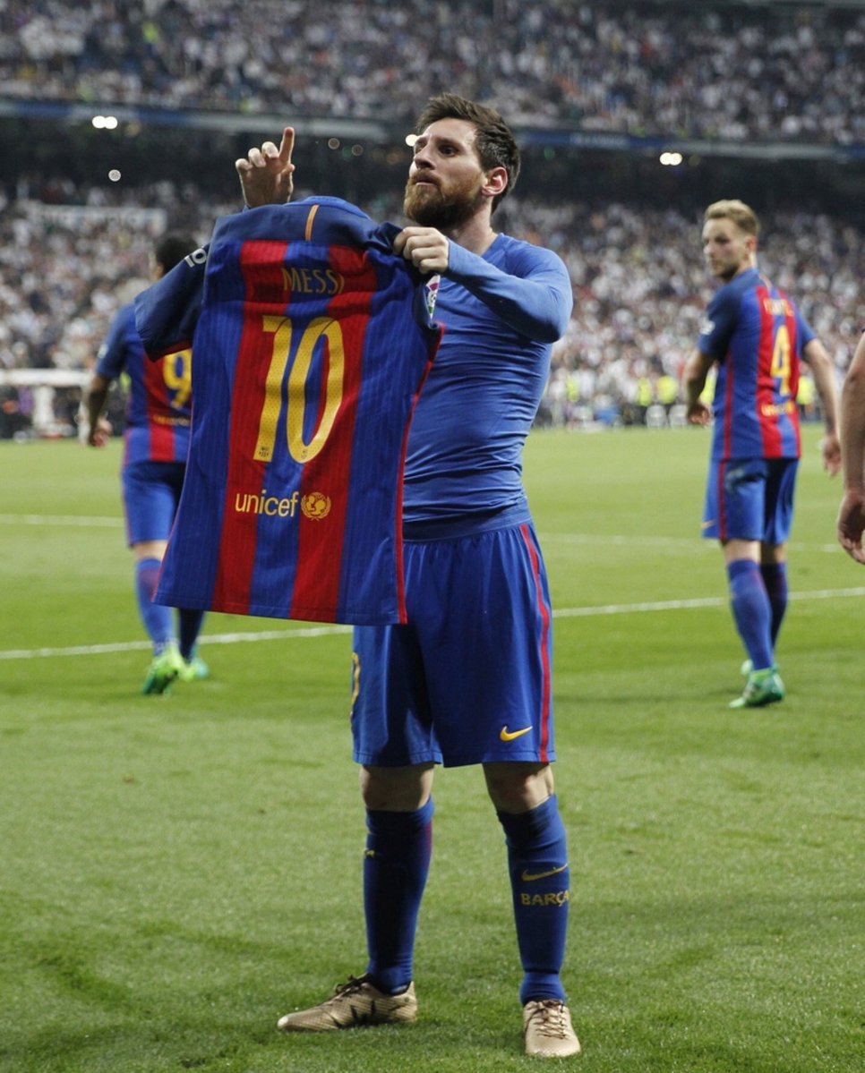 How does he hold the shirt with one hand in that position!? Gravity cancelled? - Lionel Messi, Football, El Clasico, Gravity