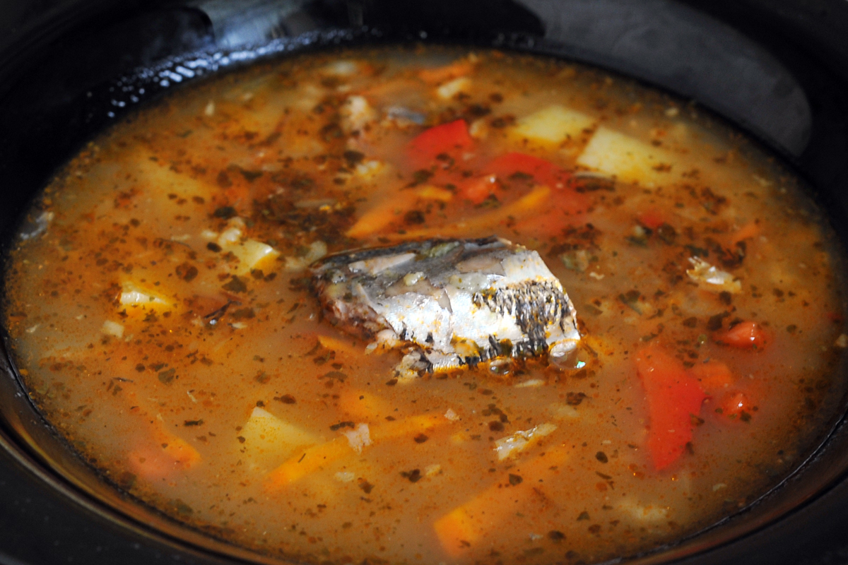 Суп из консервы рыбной в томате. Суп с консервой из томатов. Томатный рыбный суп.