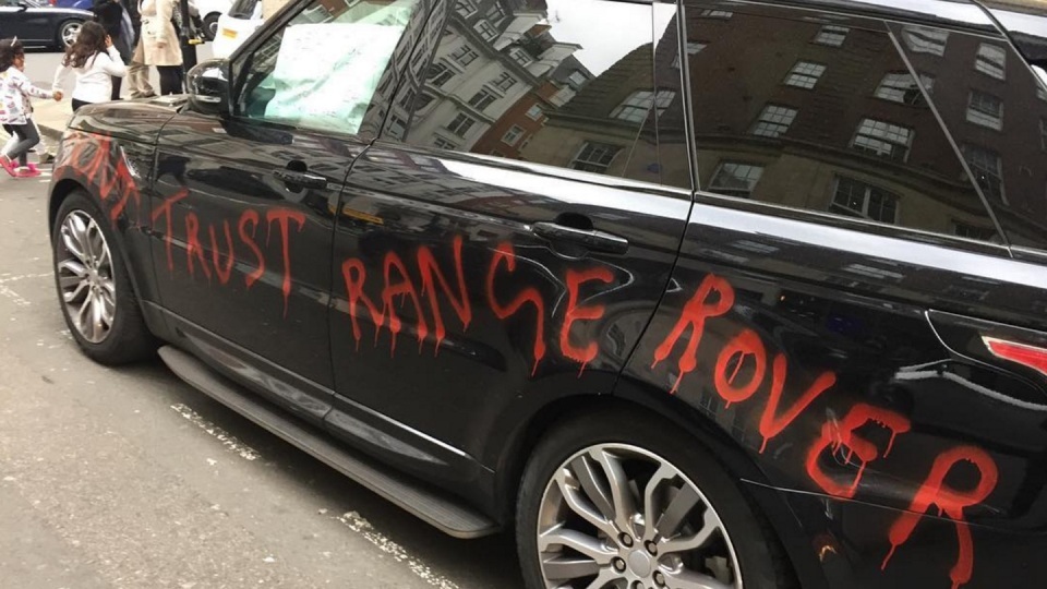 A British man threw a painted Range Rover on the street in protest! - Range rover, Poor quality, Trolling, Bad luck, Longpost