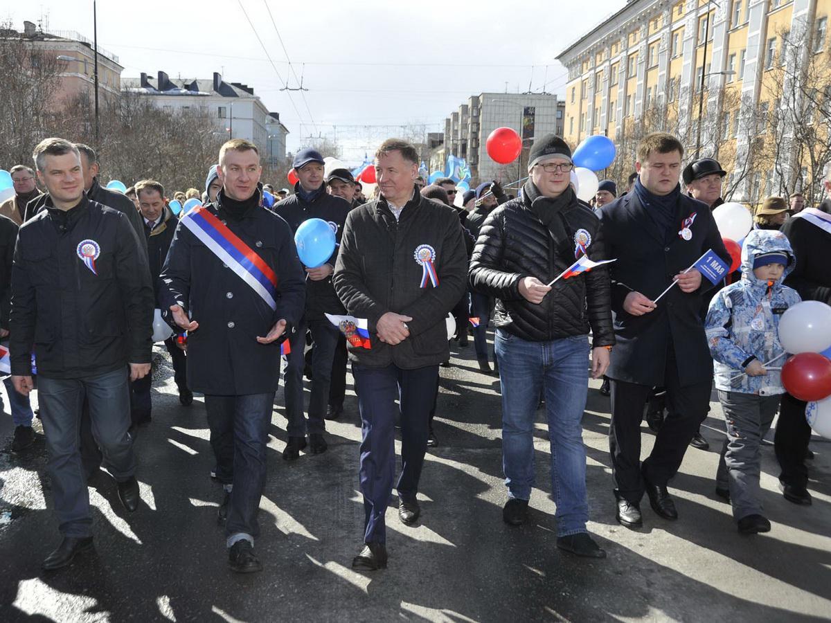 Murmansk officials went out to celebrate May Day wearing Serbian flags. - Murmansk, Flag, , Wind, Politics