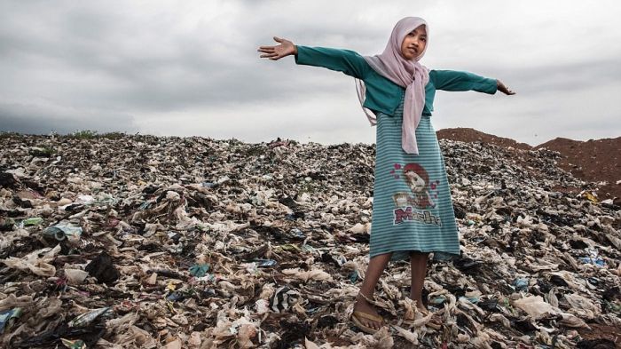 A landfill in Indonesia that is home to 3,000 families. - Indonesia, Dump, A life, Longpost