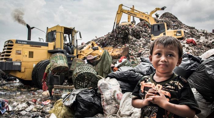 A landfill in Indonesia that is home to 3,000 families. - Indonesia, Dump, A life, Longpost