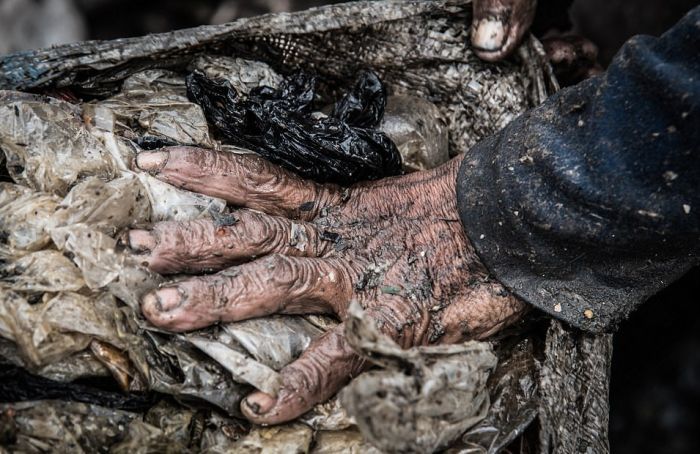 A landfill in Indonesia that is home to 3,000 families. - Indonesia, Dump, A life, Longpost