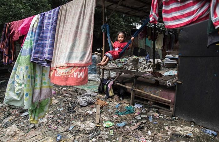 A landfill in Indonesia that is home to 3,000 families. - Indonesia, Dump, A life, Longpost