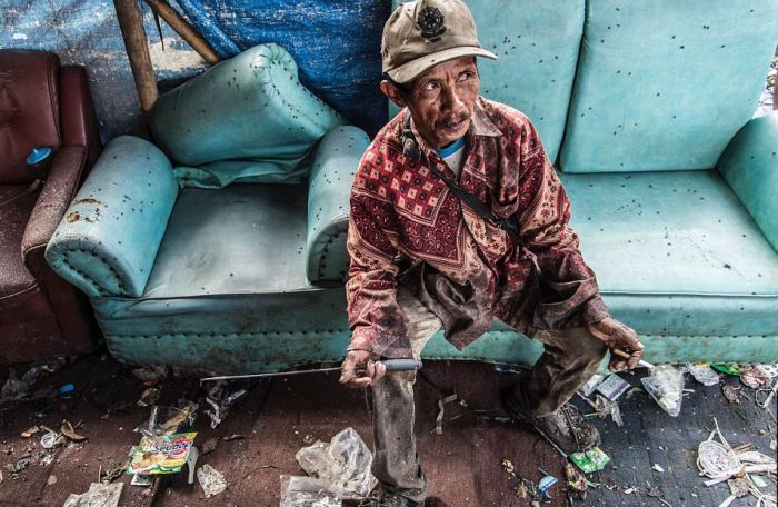 A landfill in Indonesia that is home to 3,000 families. - Indonesia, Dump, A life, Longpost