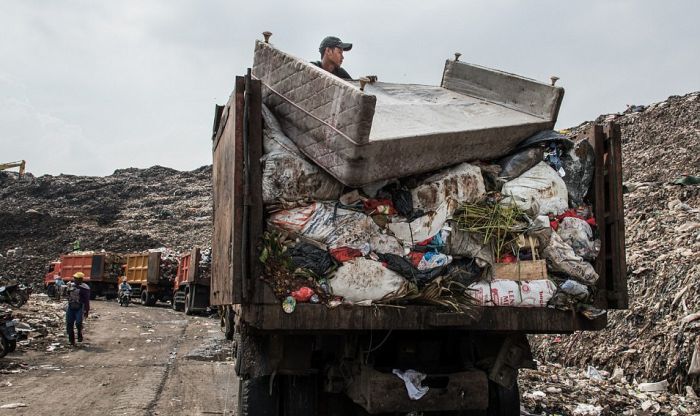 A landfill in Indonesia that is home to 3,000 families. - Indonesia, Dump, A life, Longpost