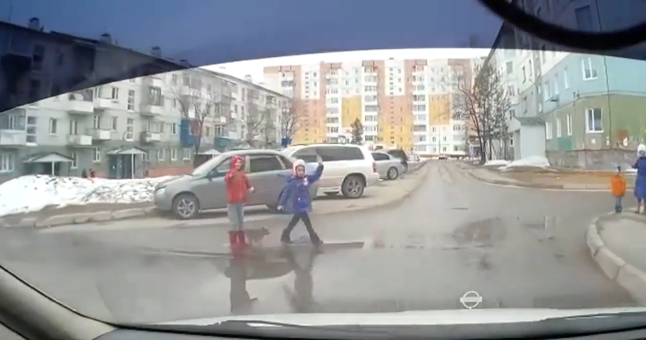 Children-regulators on guard of order in the yard - Yakutia, Neryungri, Children, Traffic controllers, Traffic police, Joke, Humor, Funny videos, Video