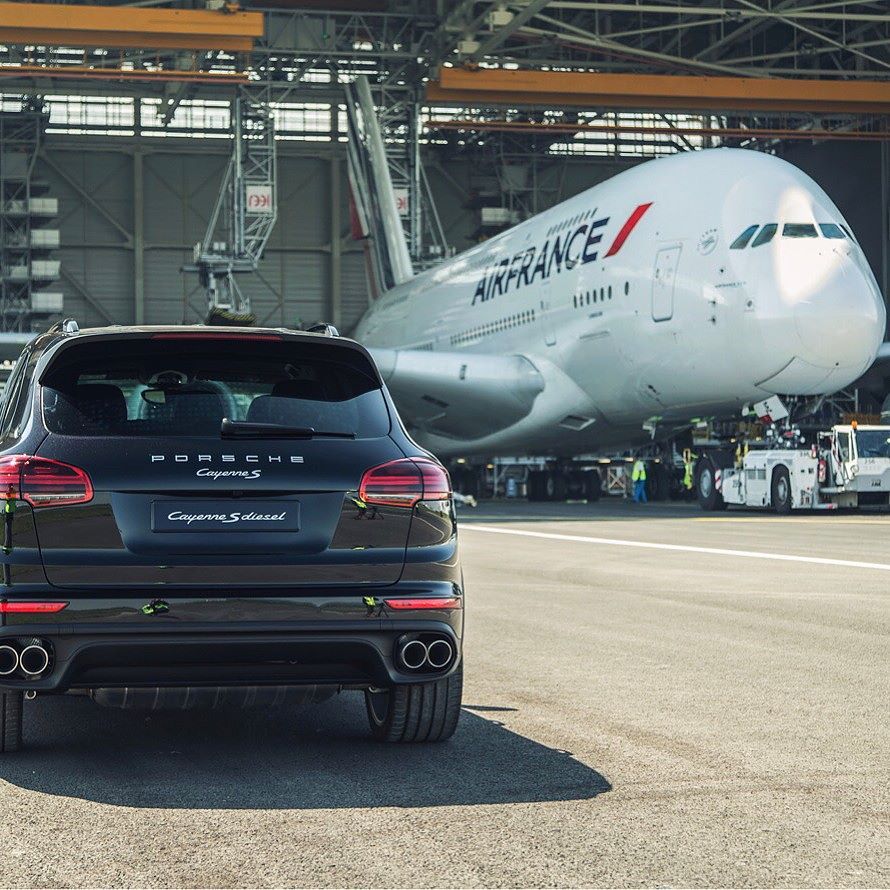 Porsche продолжает удивлять! - Porsche, Porsche Cayenne, Airbus A380, Рекорд, Книга рекордов Гиннесса, Видео, Длиннопост