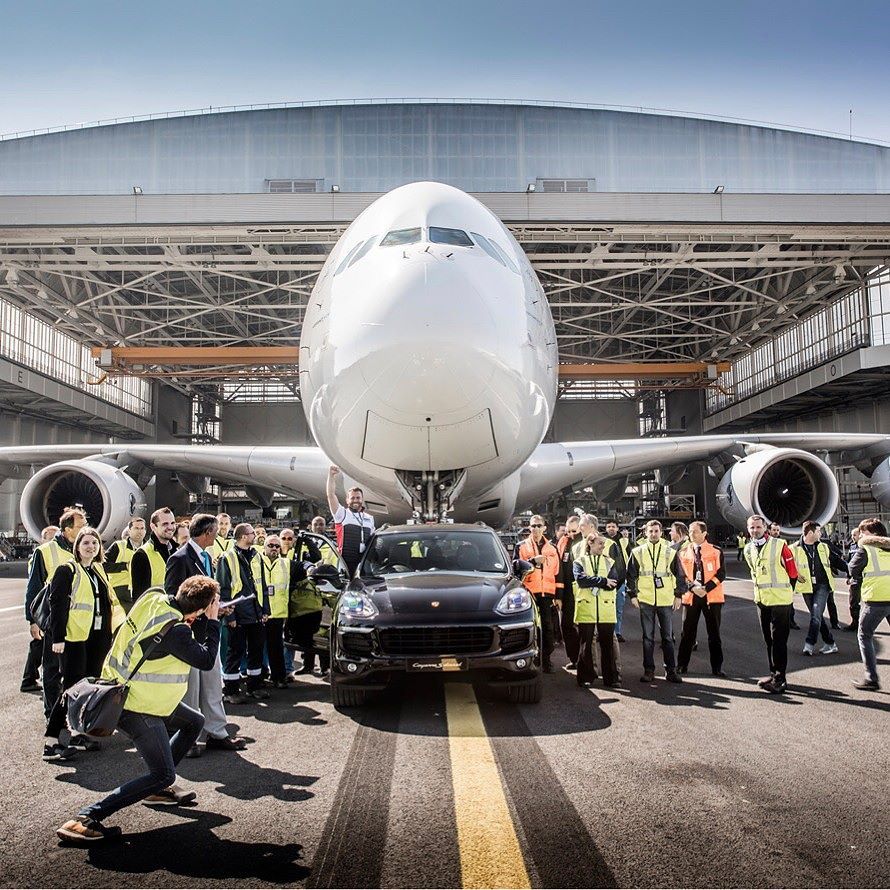 Porsche продолжает удивлять! - Porsche, Porsche Cayenne, Airbus A380, Рекорд, Книга рекордов Гиннесса, Видео, Длиннопост