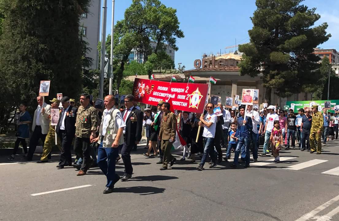 Несмотря на запрет властей, Бессмертный полк все же вышел на улицы Душанбе. Участники акции направляются к Парку Победы - Бессмертный полк, Душанбе, Вечная память, Таджикистан, 9 мая, 9 мая - День Победы