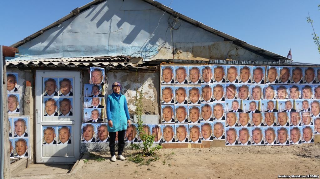 Astana woman waiting for demolition plastered the house with portraits of Nazarbayev - Demolition, , Nursultan Nazarbaev, Astana