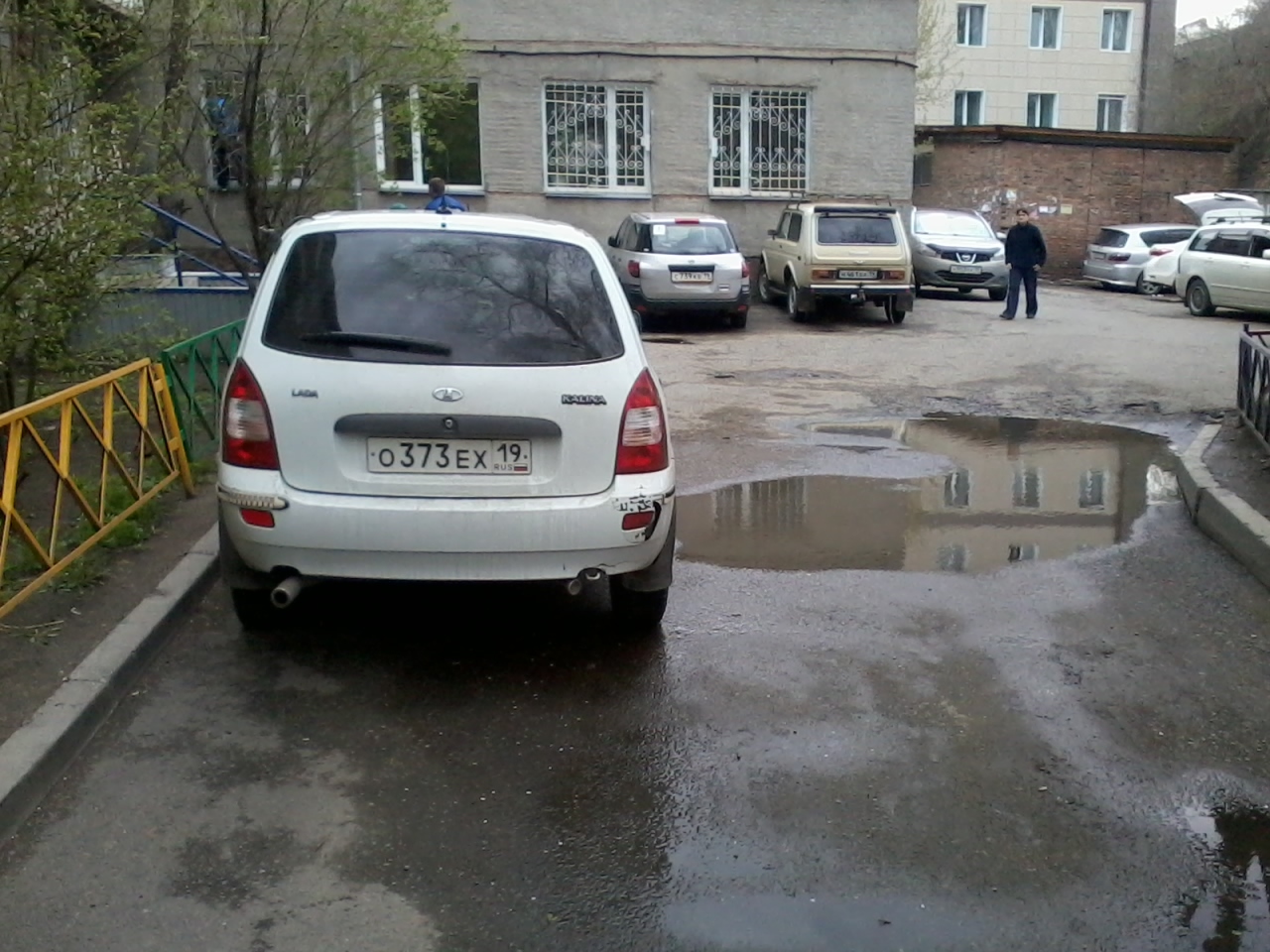 People in cars respect pedestrians in the yard - My, Car, Neighbours