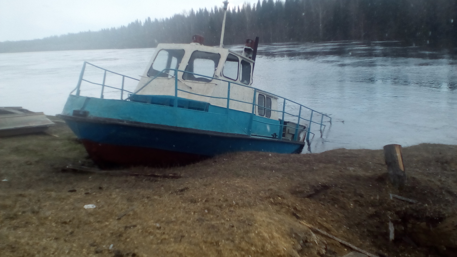 A semi-submerged boat pollutes the river - My, Boat, Flooding, Kama