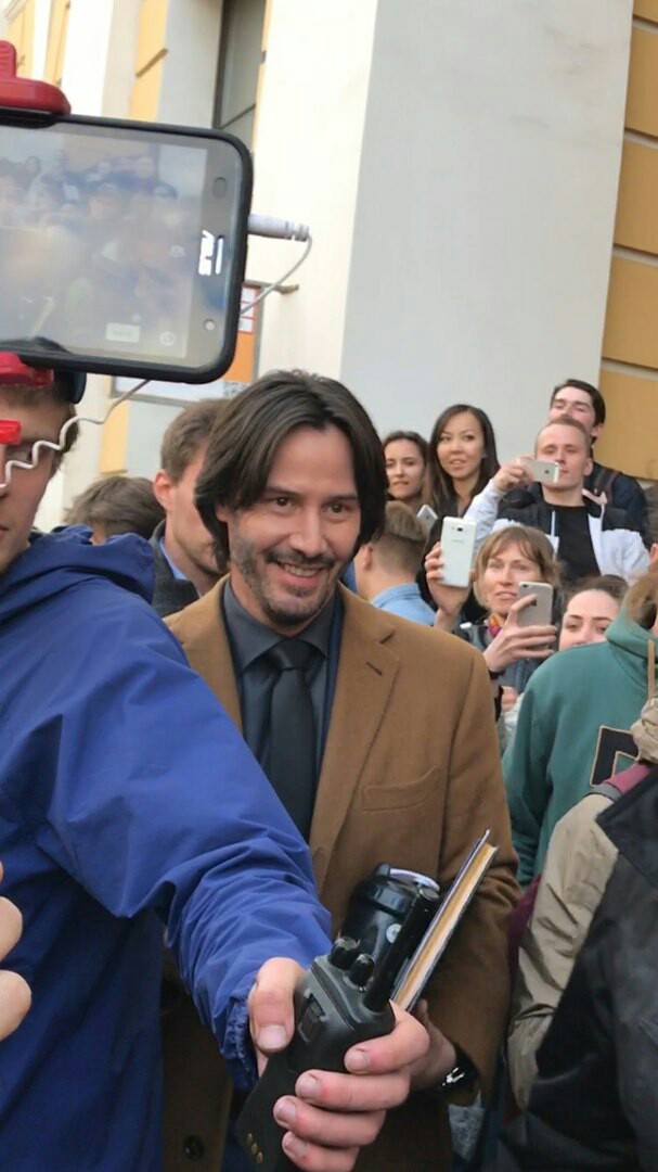 He knows how to smile! - Not mine, Keanu Reeves, The bayanometer is silent
