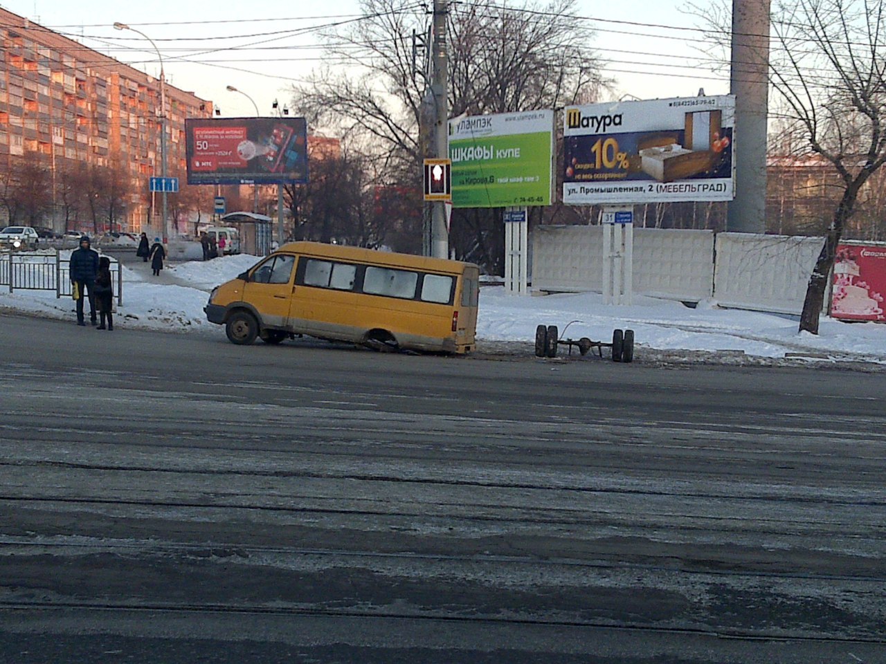 Школьники сказали, что мне слабо зайти в поворот боком ... Пора бы мне уже  перестать слушать этих школьников