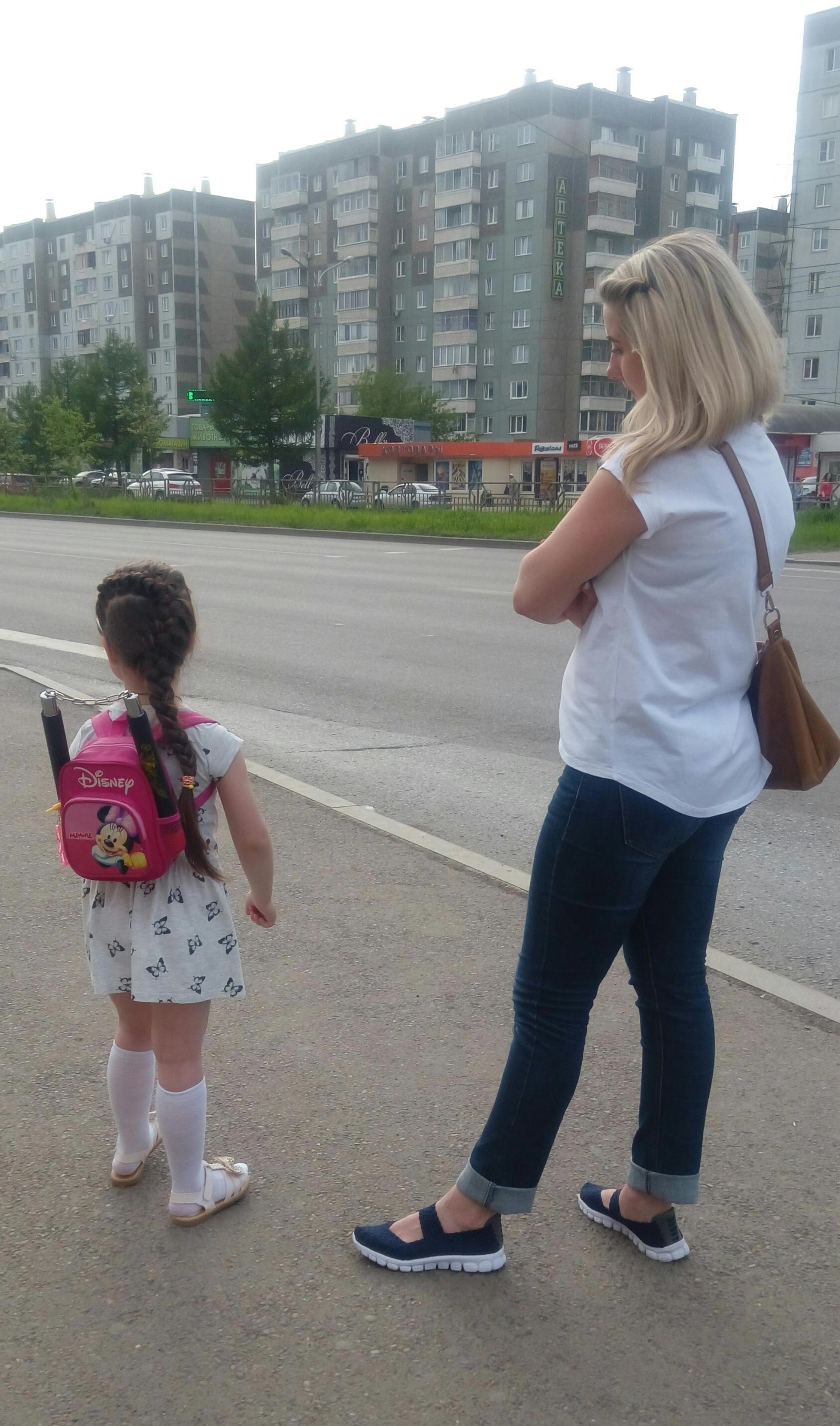 Девочка с нунчаками. Остановка автобуса в Красноярске. - Моё, Нунчаки, Красноярск, Длиннопост