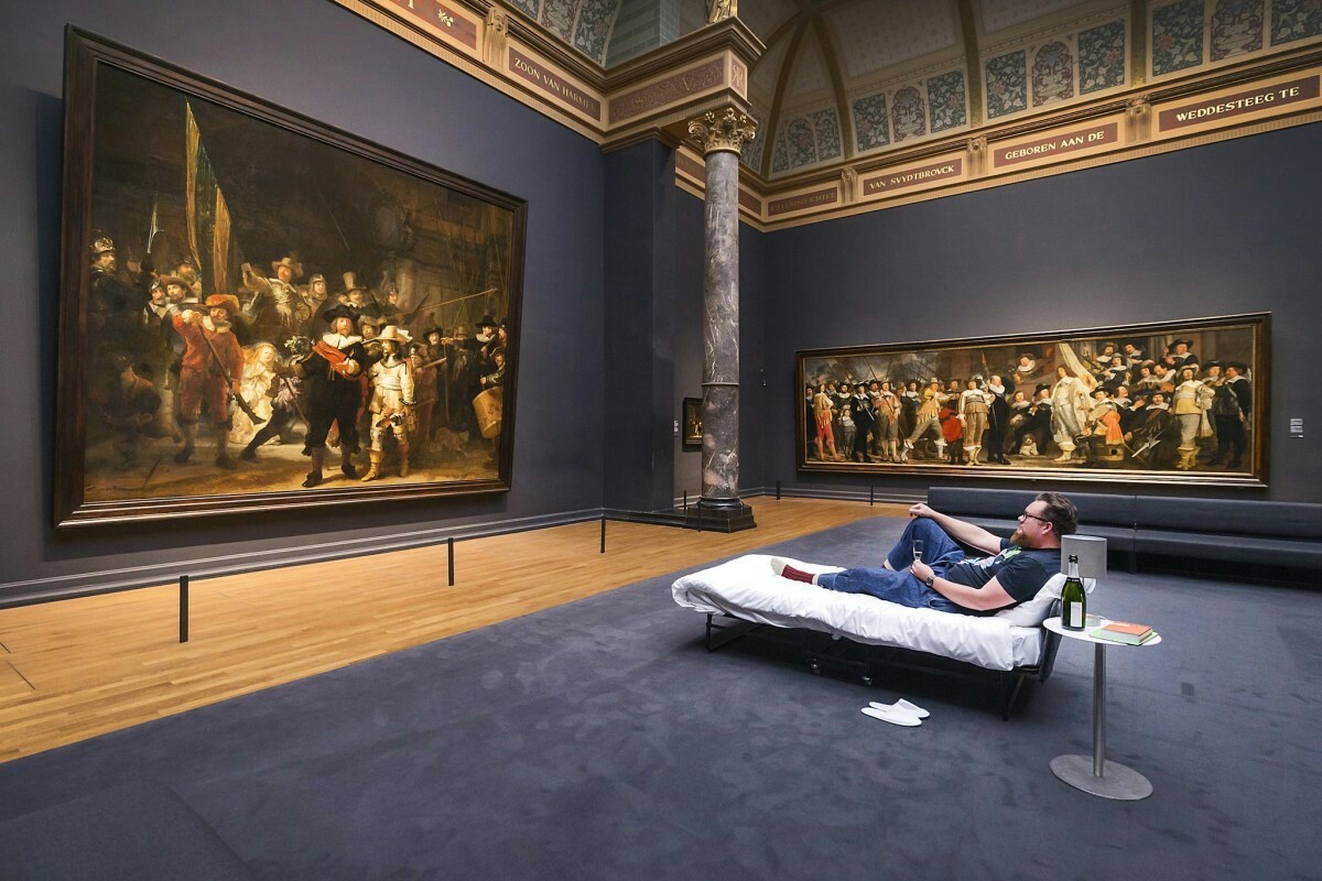 A visitor to a museum in Amsterdam was allowed to spend the night in front of a Rembrandt painting - Museum, Amsterdam, Rembrandt, Painting, Visitors, Video