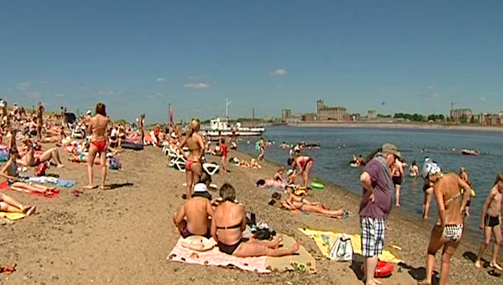 The water is dirty, but you can read - Tomsk, Tom River, Beach, Dirty water