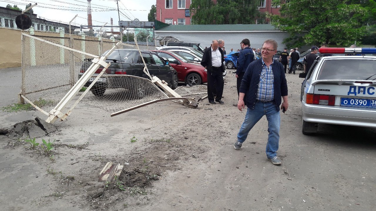 Женщина разнесла пять автомобилей в Воронеже из-за заклинившей педали газа  | Пикабу