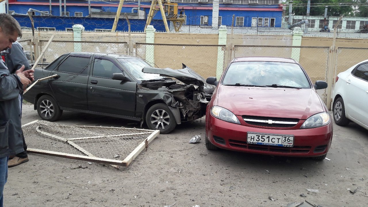 Женщина разнесла пять автомобилей в Воронеже из-за заклинившей педали газа  | Пикабу