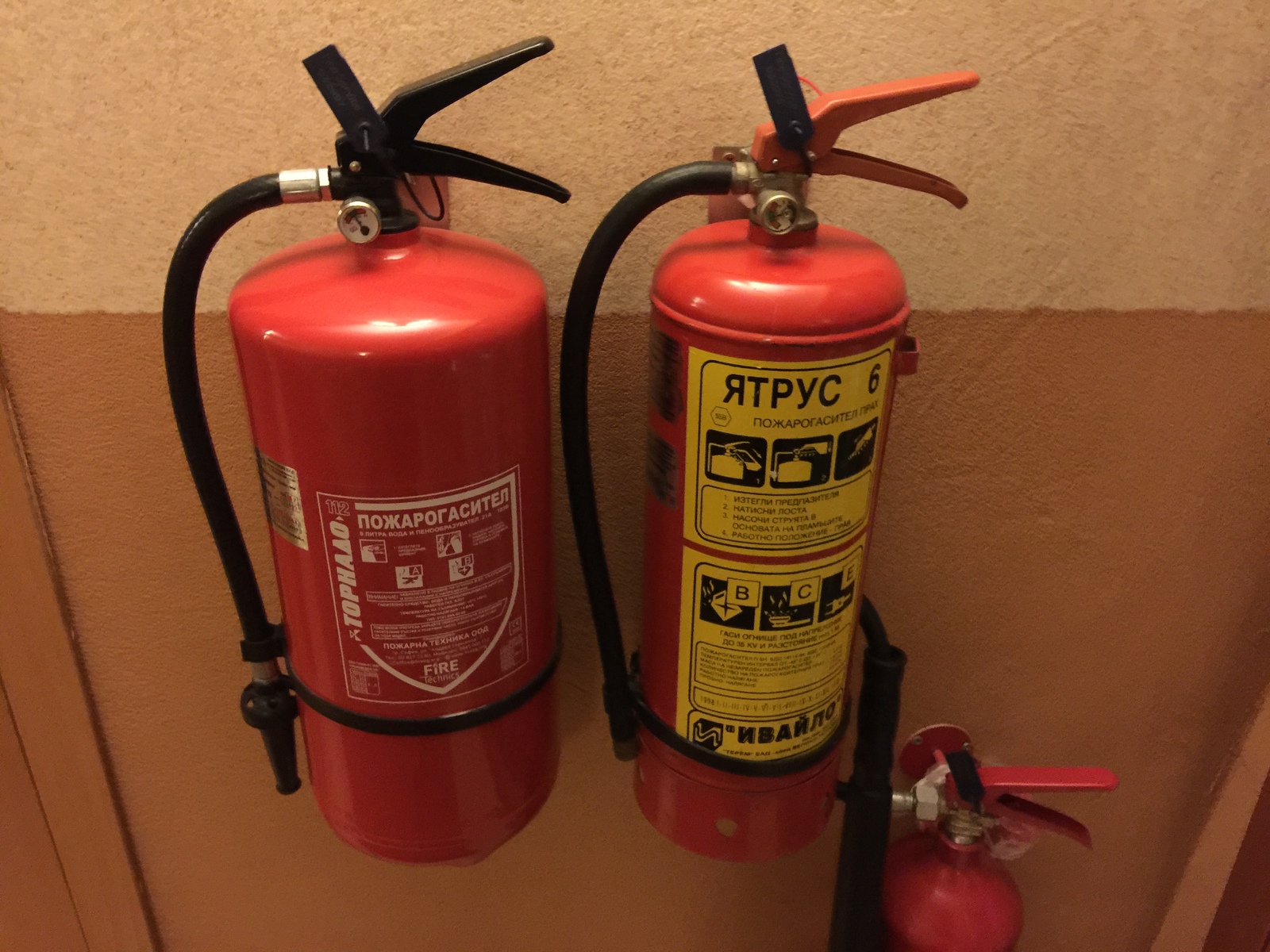 Insecure fire extinguisher. - My, The photo, Fire extinguisher