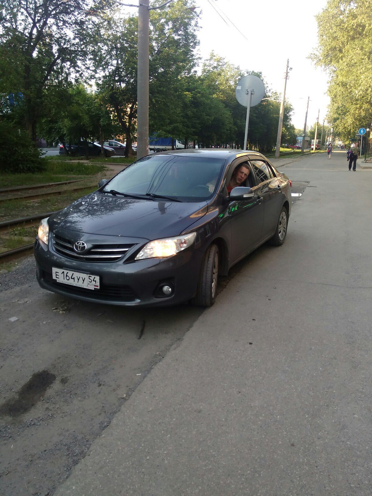 Неадекватный водитель в Томске на пешеходной дорожке... | Пикабу