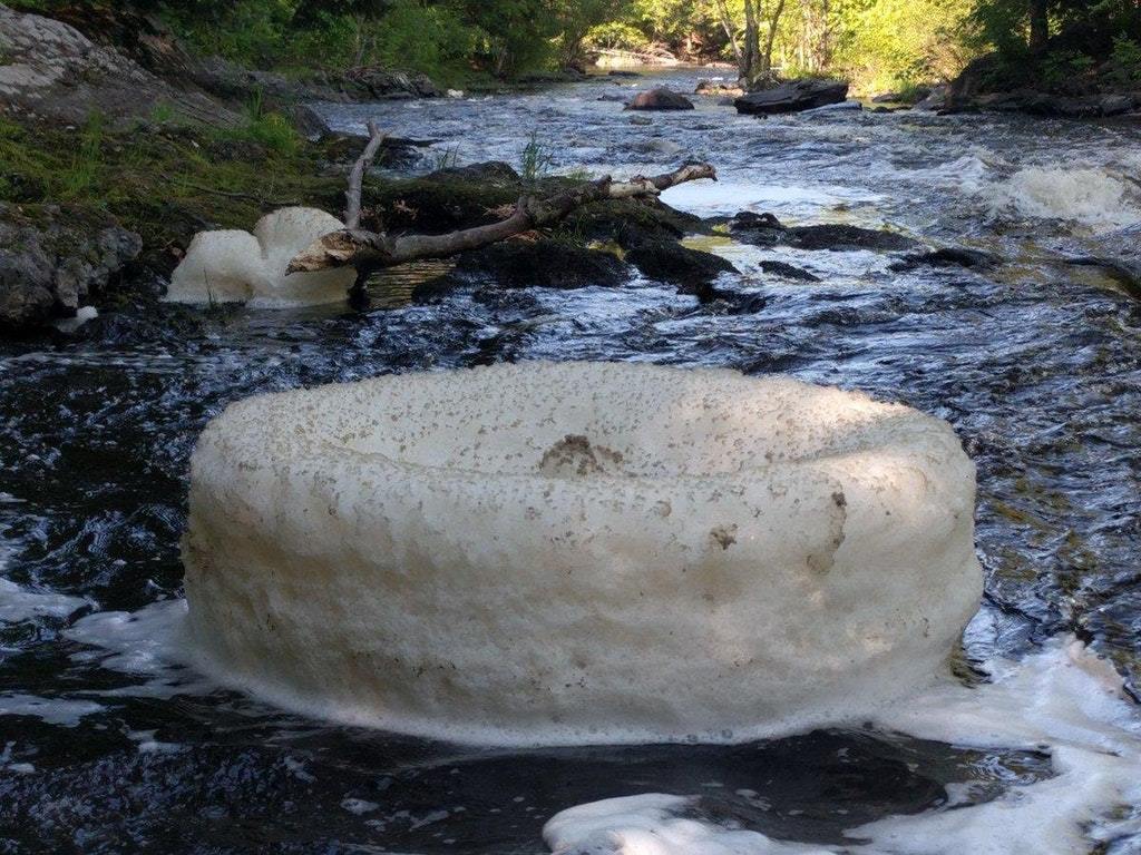 Небольшой водоворот в этой реке создал такое 