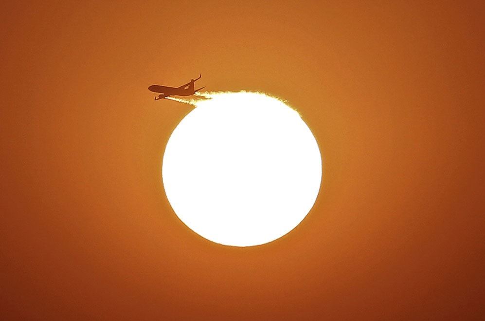 New Delhi, India. The plane flies against the backdrop of the setting sun - Sunset, The photo, Russian Reporter