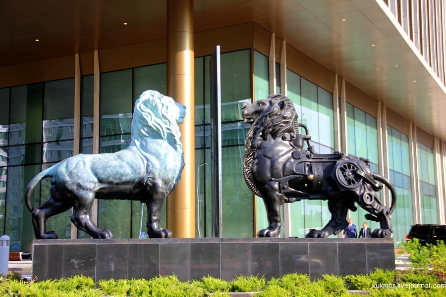 Met a sweet couple here in Astana - My, a lion, Architecture, Astana, My, The photo, Livejournal, Creative, Reflection