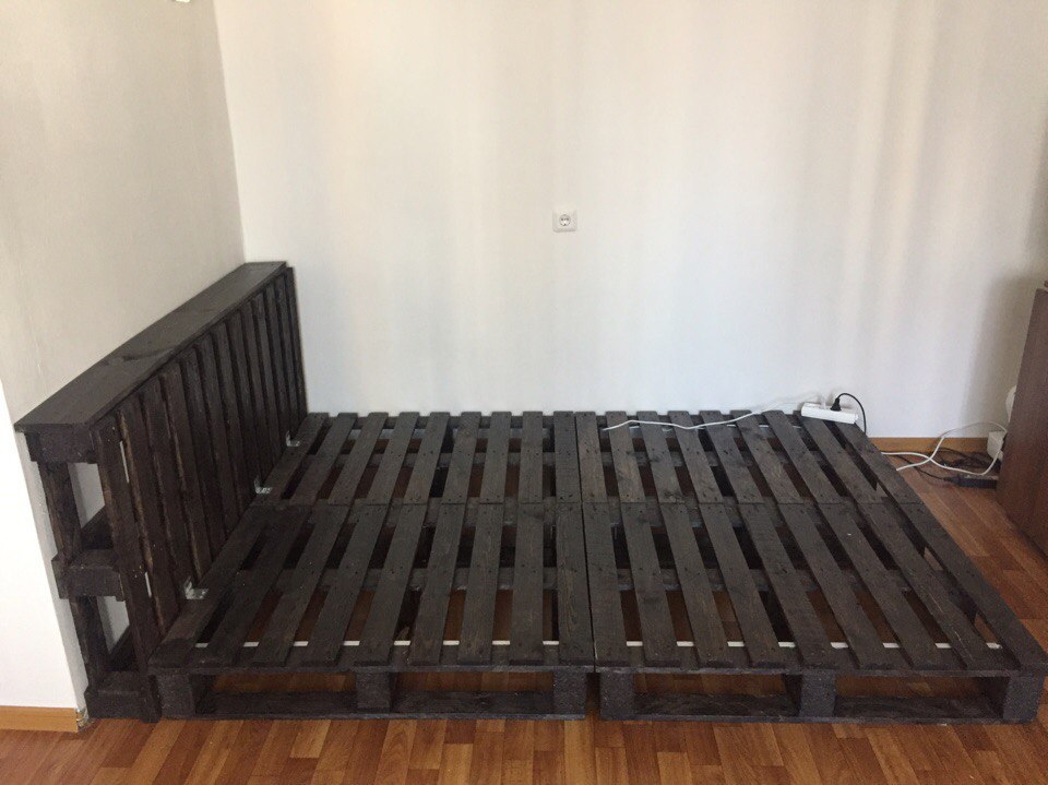 Мебель из поддонов кровать