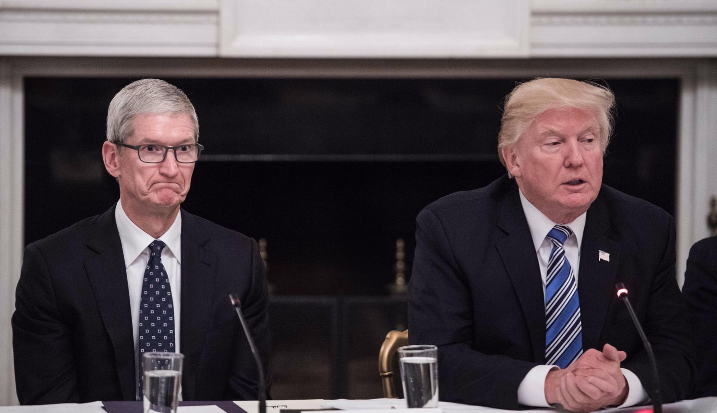 Глава Apple посетил Белый дом. - Apple, Дональд Трамп, Яблоки, iPhone, Белый дом