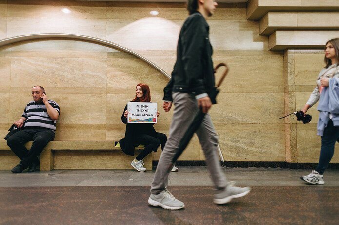 Today in the St. Petersburg metro there was an action dedicated to Tsoi's birthday. - Saint Petersburg, Stock, Viktor Tsoi, 55 years old, Longpost, Metro, The photo